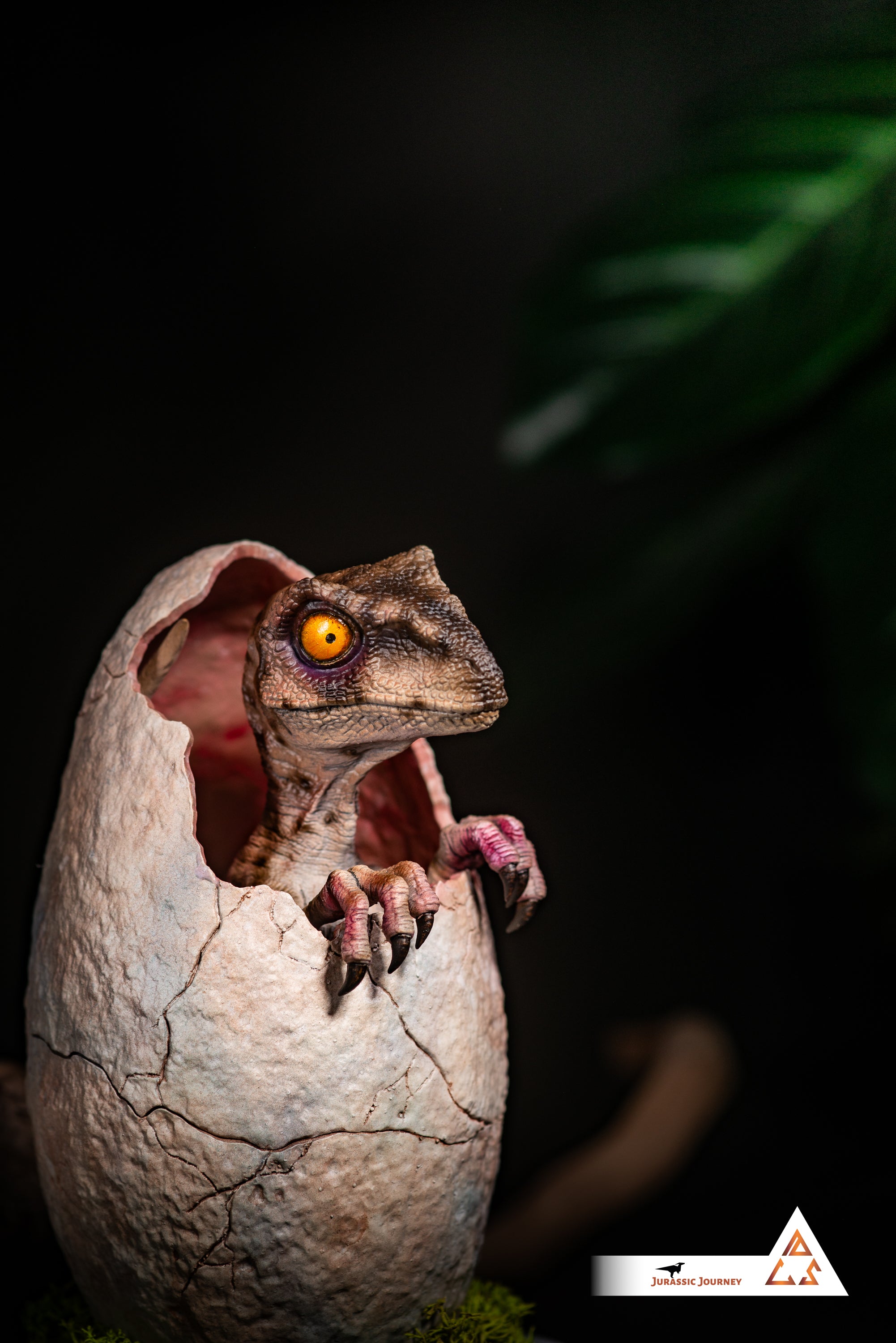 Hatching Velociraptor Baby | White Queen Edition | 1:1 scale collectible figure