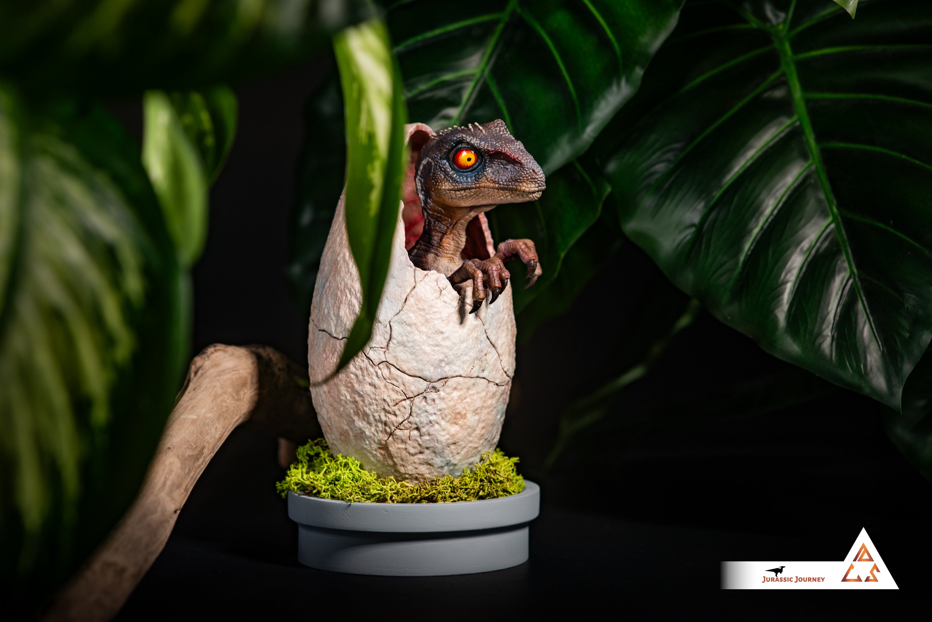 Hatching Velociraptor Baby | Killer Edition | 1:1 scale collectible figure