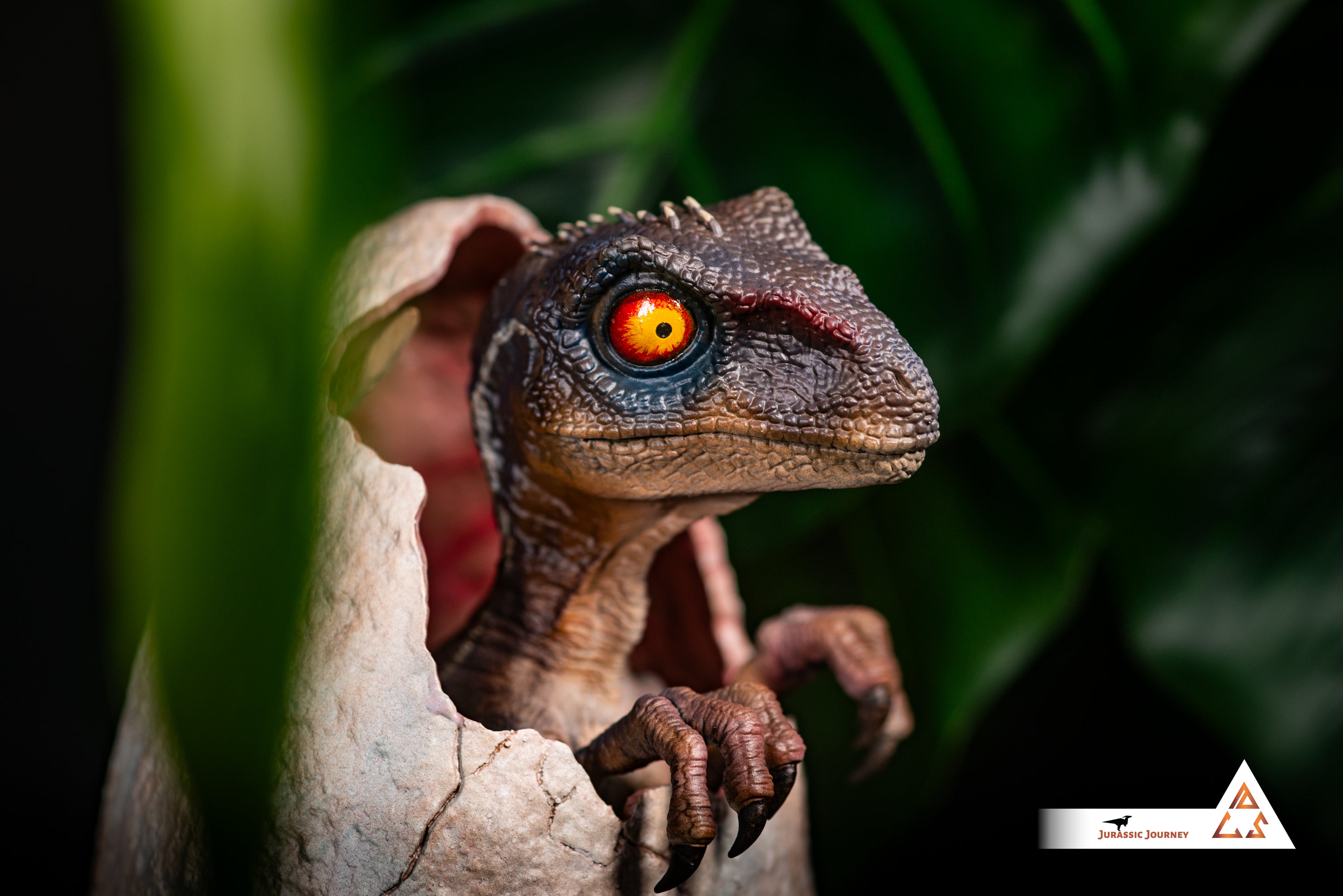 Hatching Velociraptor Baby | Killer Edition | 1:1 scale collectible figure
