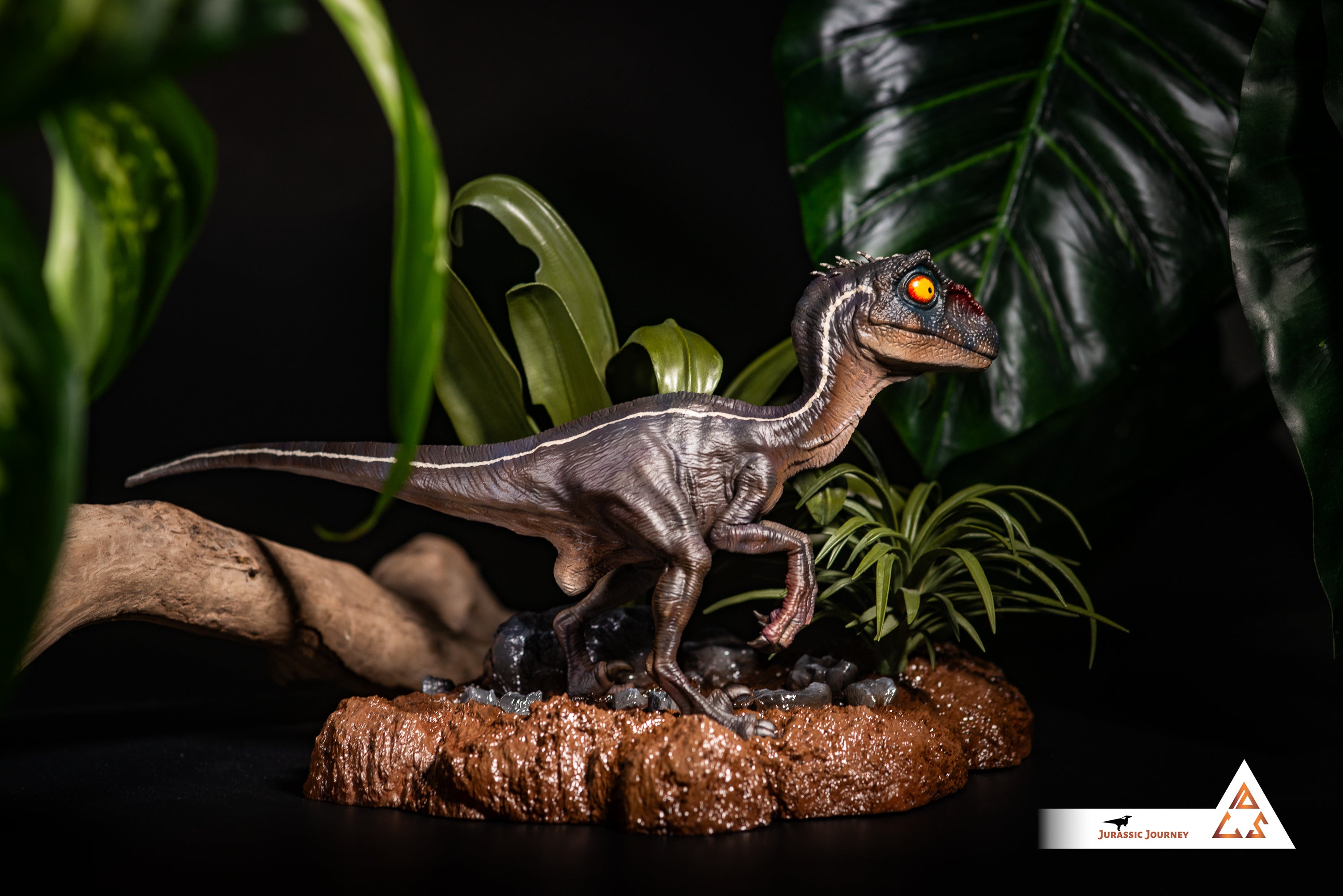 Velociraptor Baby with Mud Base | Killer Edition | 1:1 scale collectible figure