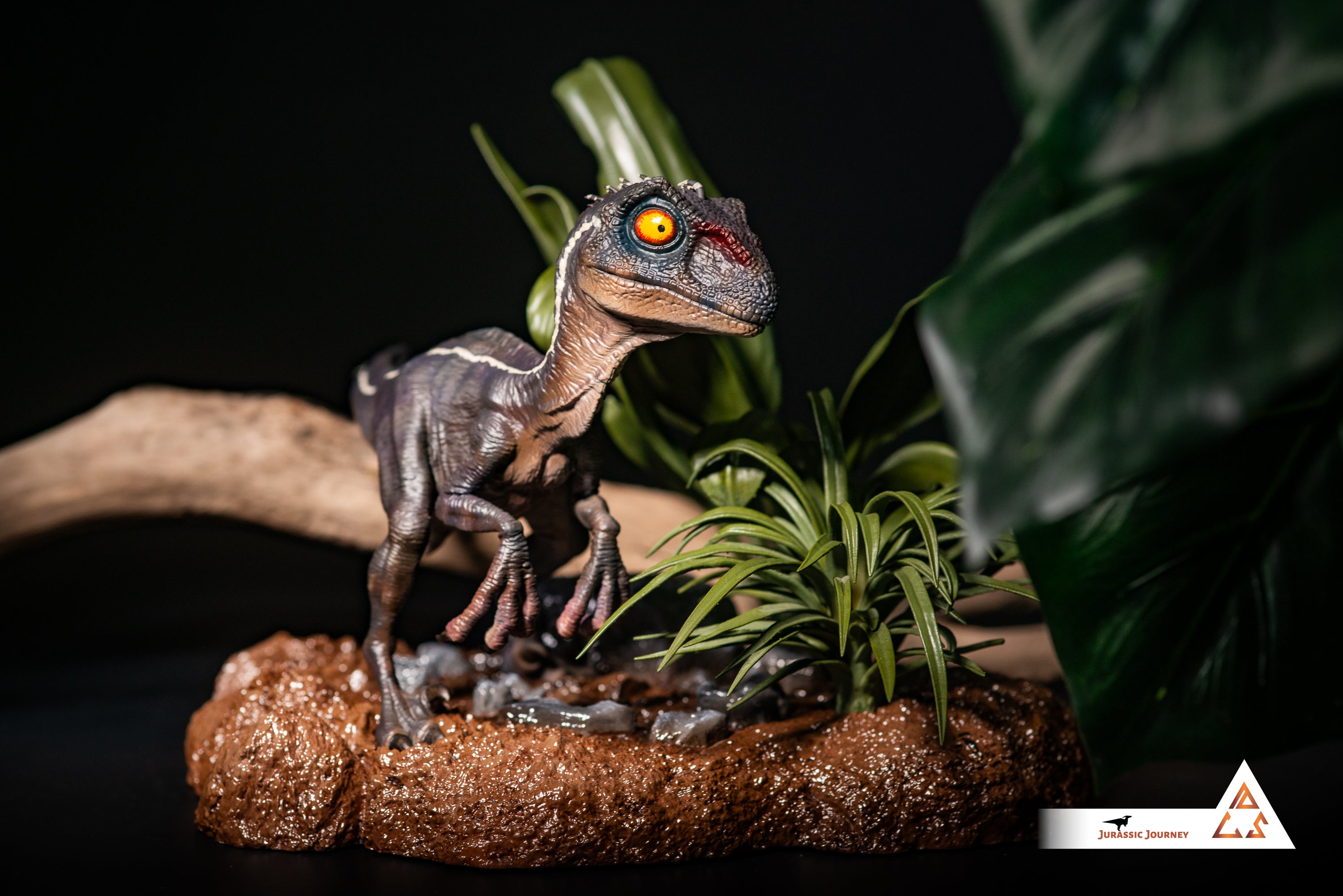 Velociraptor Baby with Mud Base | Killer Edition | 1:1 scale collectible figure