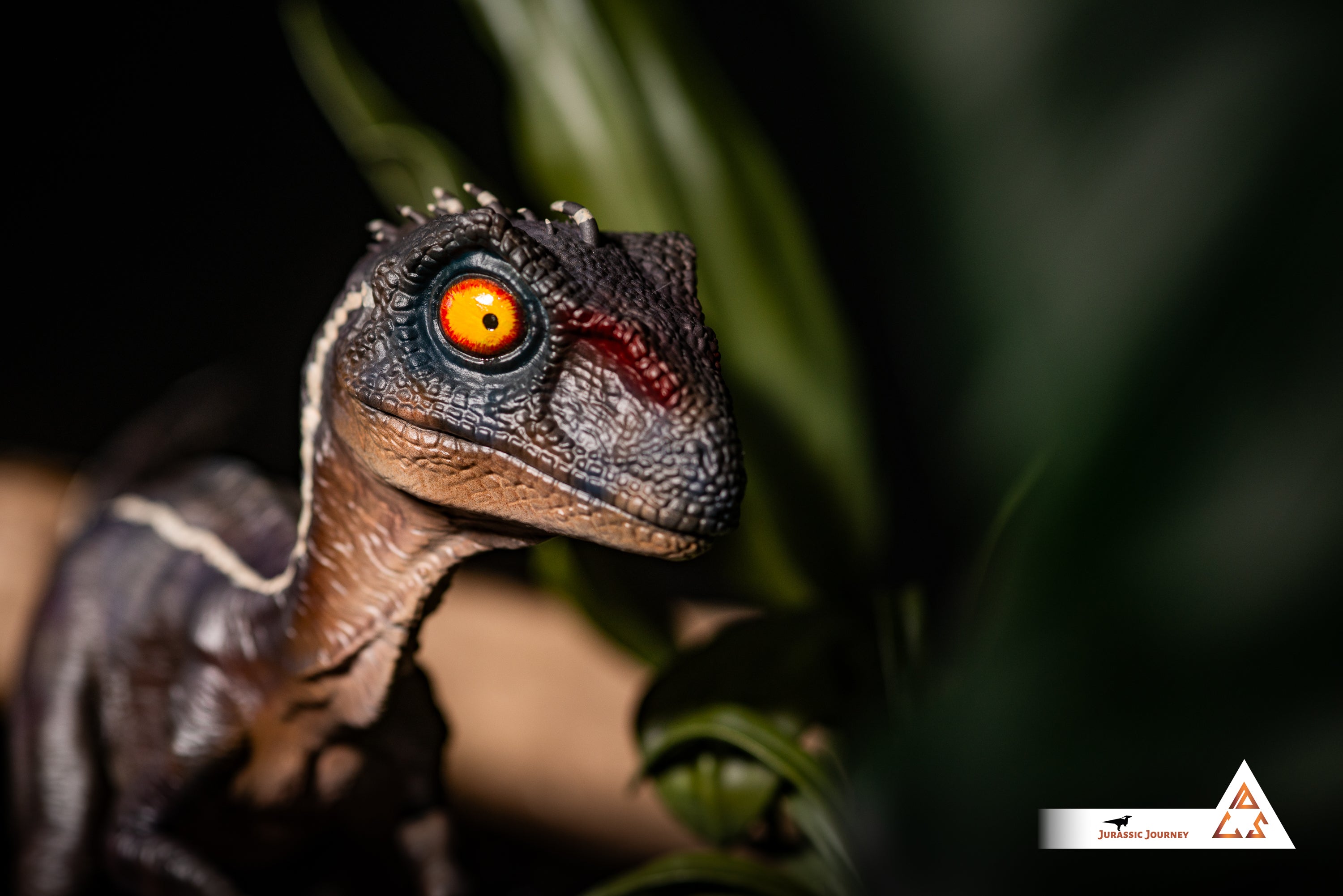 Velociraptor Baby with Mud Base | Killer Edition | 1:1 scale collectible figure